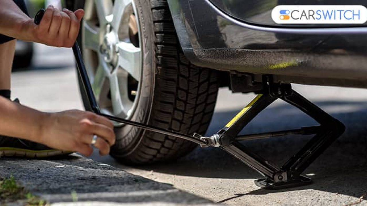 Замена резины на летнюю когда. Гаечный ключ в покрышке. Приспособление через дорогу для колес. Flat Tire.